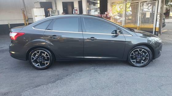 FORD FOCUS 2.0 TITANIUM SEDAN 16V FLEX 4P POWERSHIFT FORD FOCUS 2.0 TITANIUM SEDAN 16V FLEX 4P POWERSHIFT